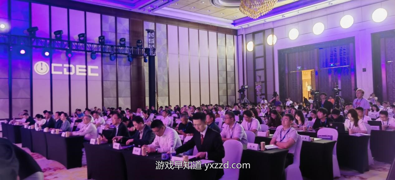 人们在看台上的人在房间里

低可信度描述已自动生成