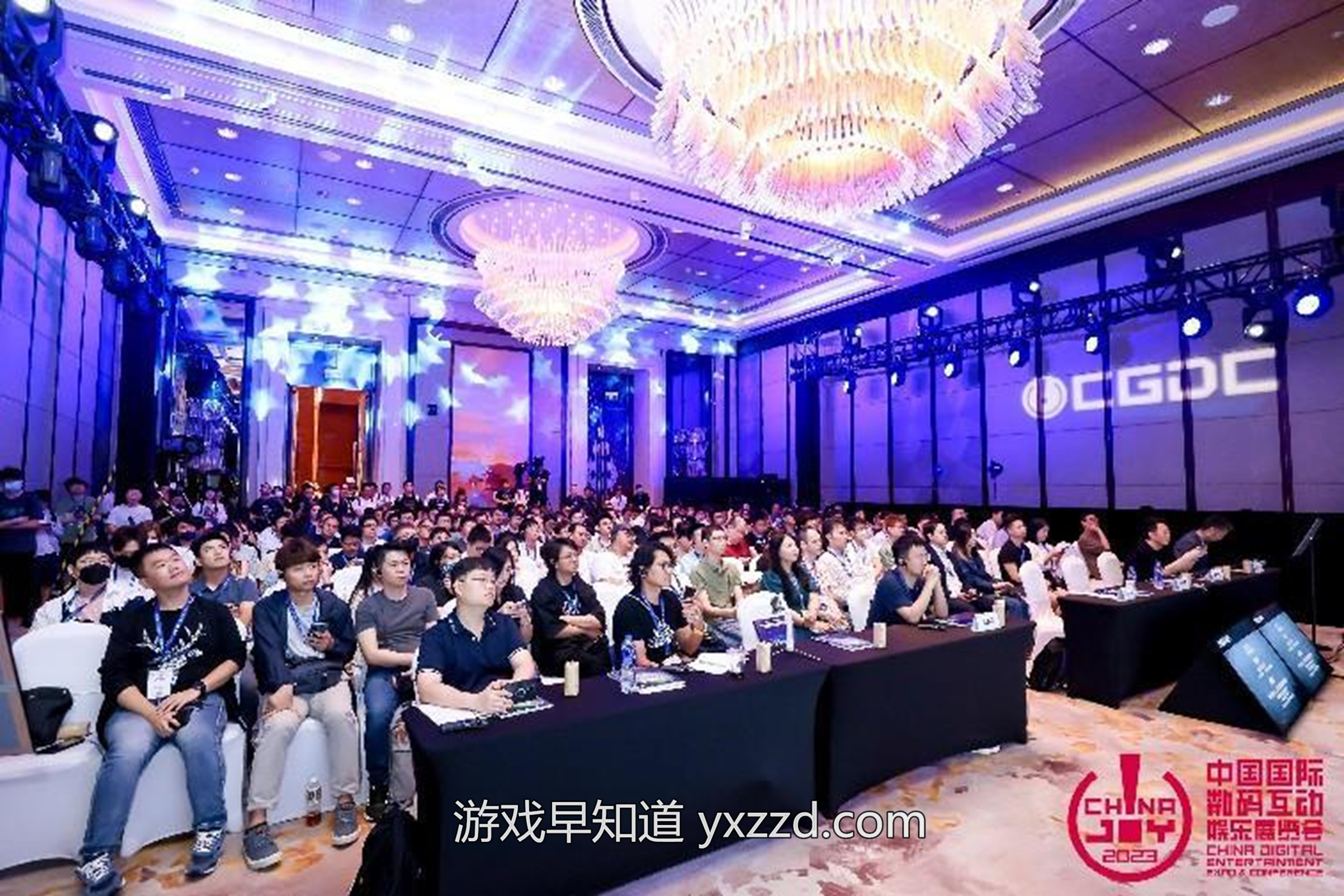 大厅里的人们

描述已自动生成