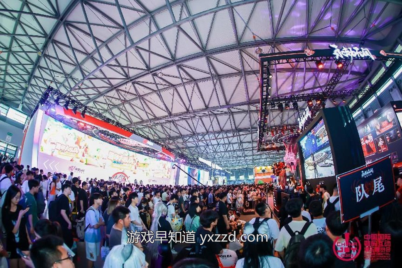 人们在观众席上中度可信度描述已自动生成