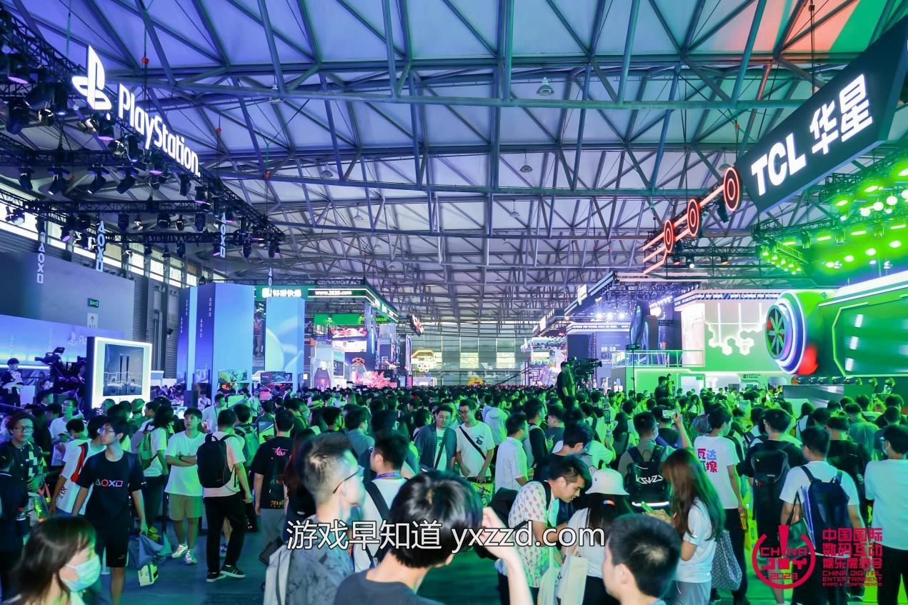 人们在看台上的人群中度可信度描述已自动生成