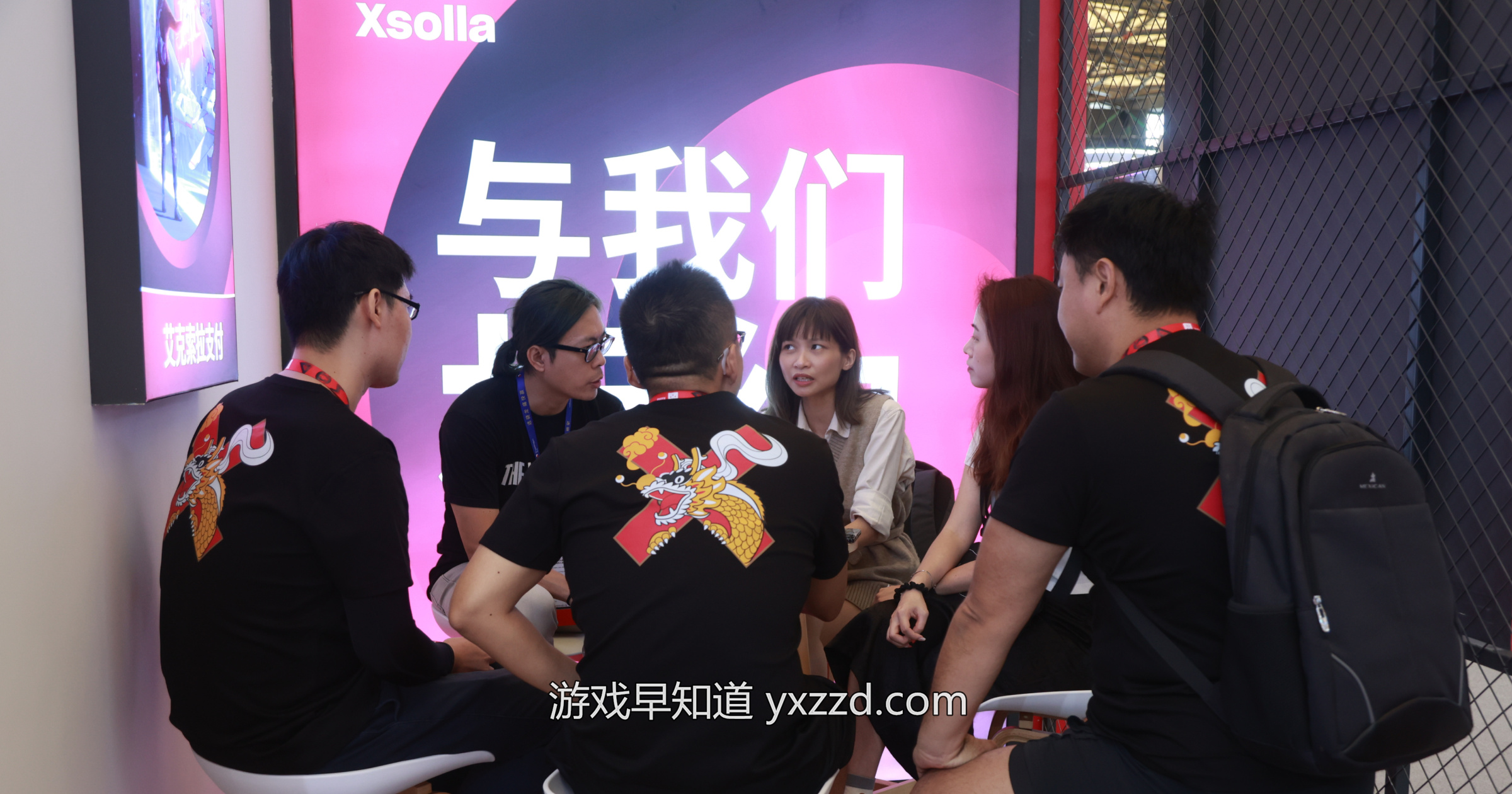 图片包含 游戏机, 前, 男人描述已自动生成