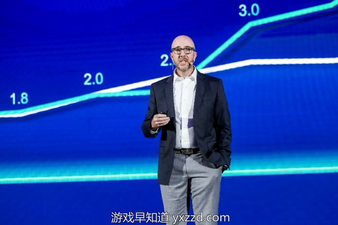 穿着蓝色衣服的男人站在舞台上中度可信度描述已自动生成